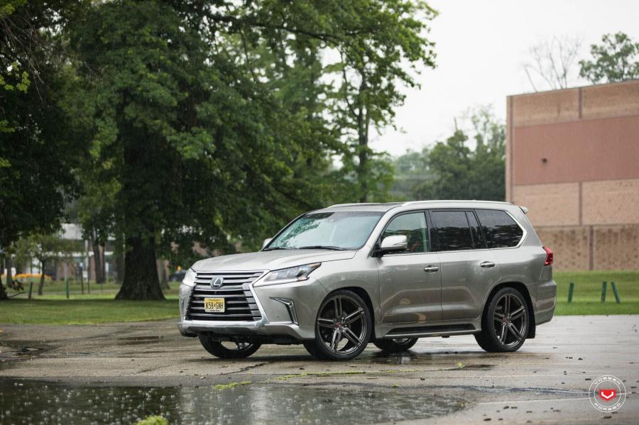  Lexus LX570 on Vossen Wheels (HC-1) 2017 года  (фото 6 из 43)